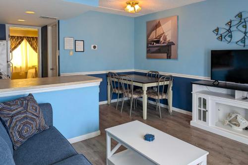 Coastal Condo with Pool 1 Block to Wildwood Beach — 4-Star Luxury Hotel in Wildwood, United States