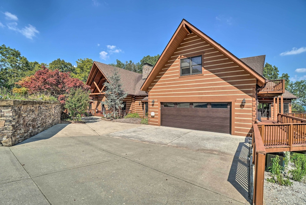 Custom Cabin with 12 Acres on Dale Hollow Lake — 4-Star Luxury Hotel in Celina, United States