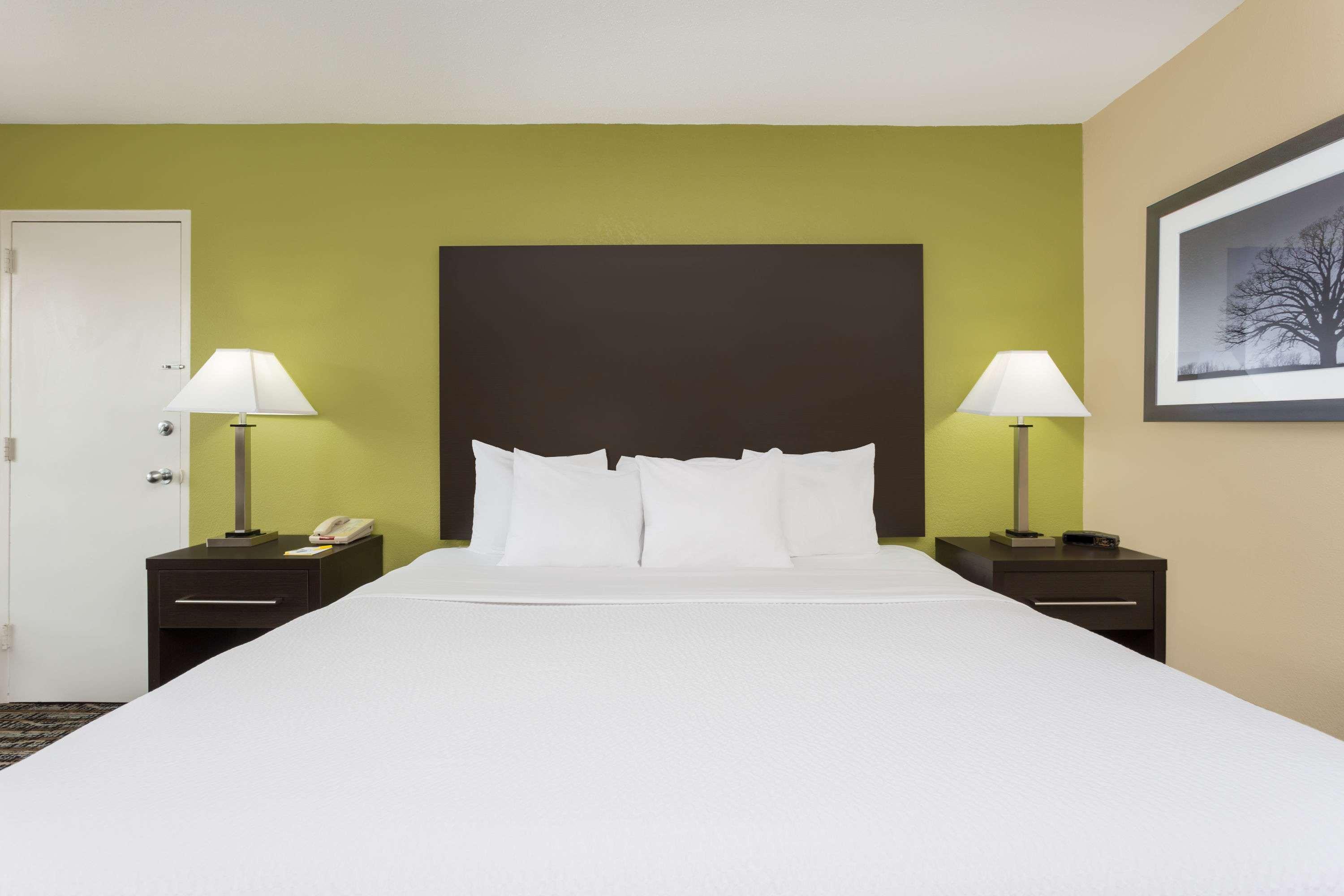 Days Inn by Wyndham Asheville Mall - photo 3