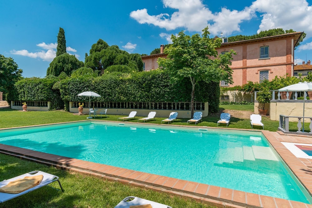 Villa Delle Sophore 12 Emma Villas — 4-Star Luxury Hotel in Cortona, Italy