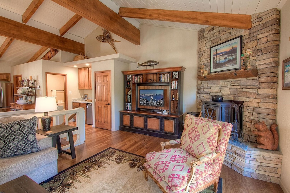 Cozy Bear Lodge 3 Bedroom Home by RedAwning