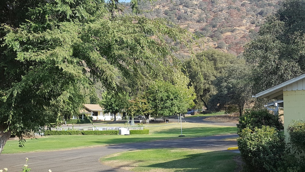 Lazy J Ranch Motel - photo 2