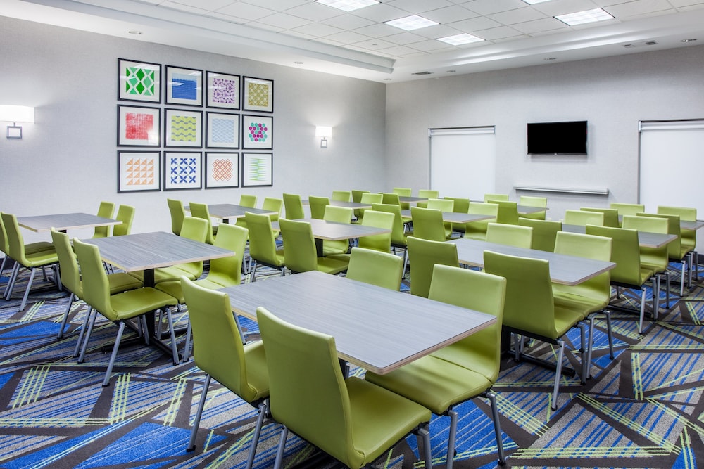 Holiday Inn Express & Suites Texarkana by IHG - photo 43