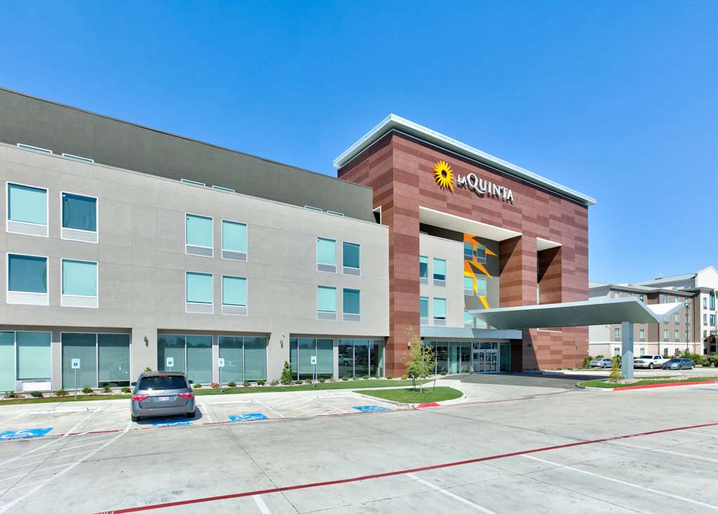 La Quinta Inn & Suites by Wyndham Dallas Fairpark - photo 3