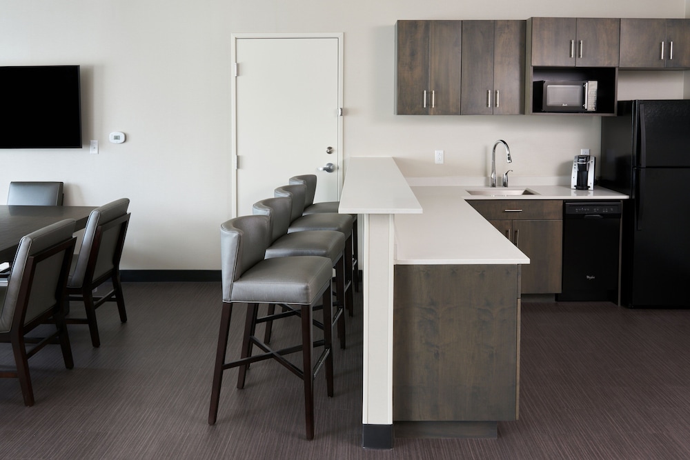 Holiday Inn and Suites Philadelphia W Drexel Hill - photo 9