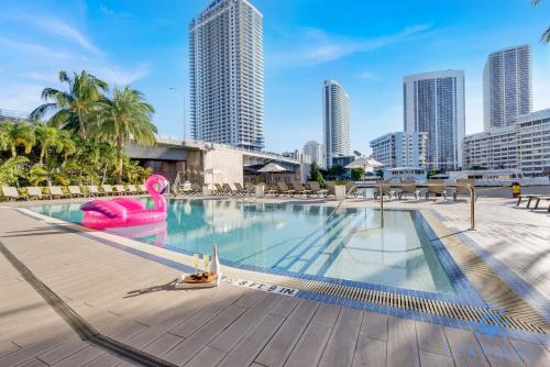 Infinite View Balcony Pool Near Beach — Hallandale Beach