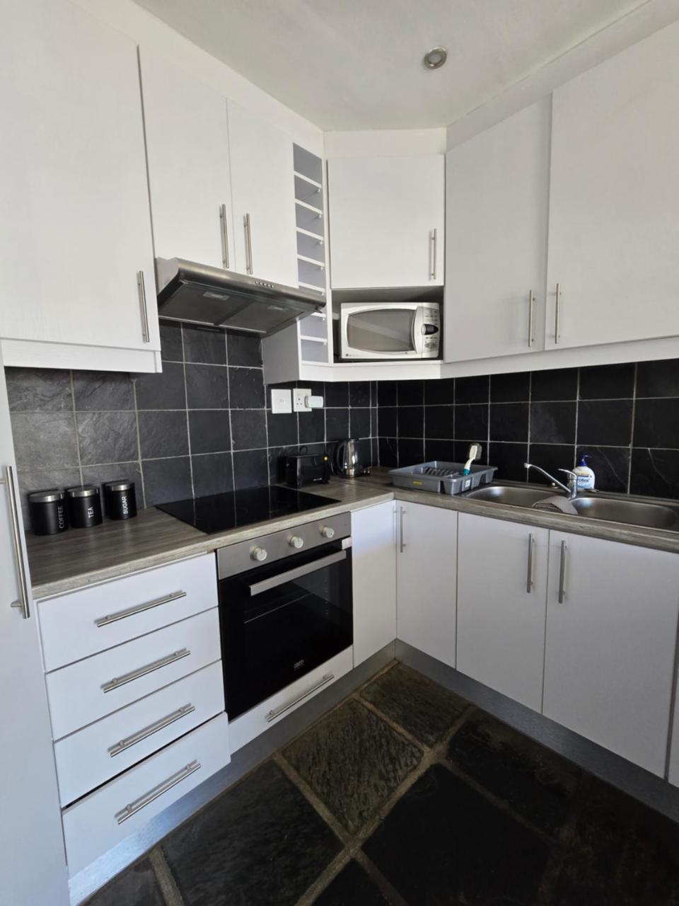 4 Linde Cres Apartment
