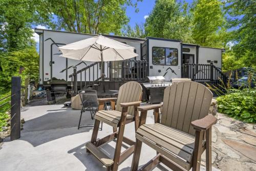 Creekside Glamping Resort Fishing Pond Mini Golf Game Room Pet Friendly in Gatlinburg, United States