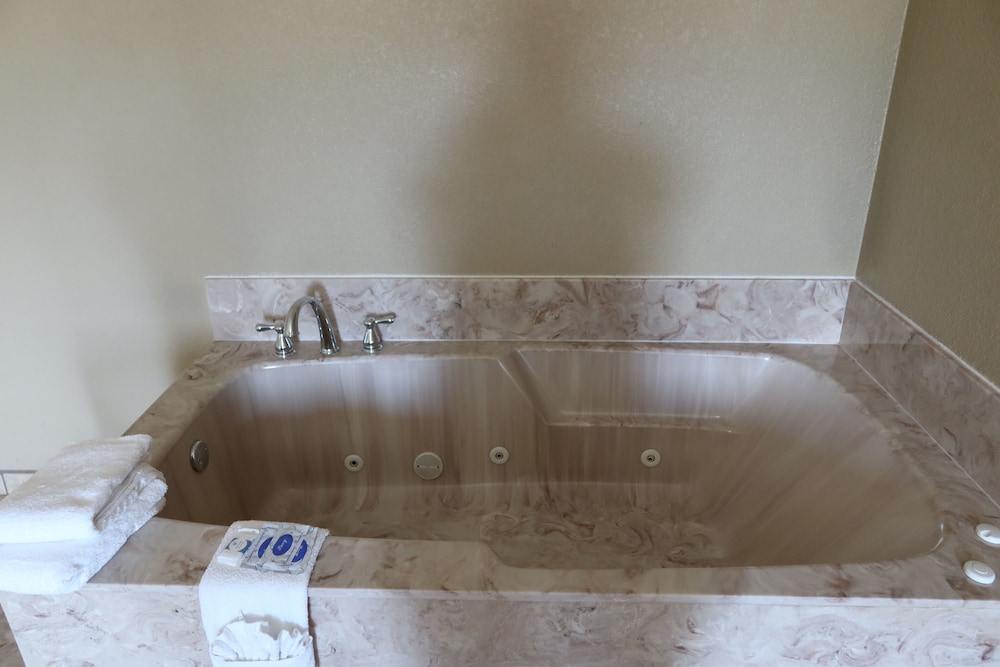 West Worth Inn and Suites - photo 27