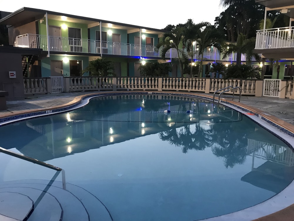 Tropical Inn & Suites - photo 82