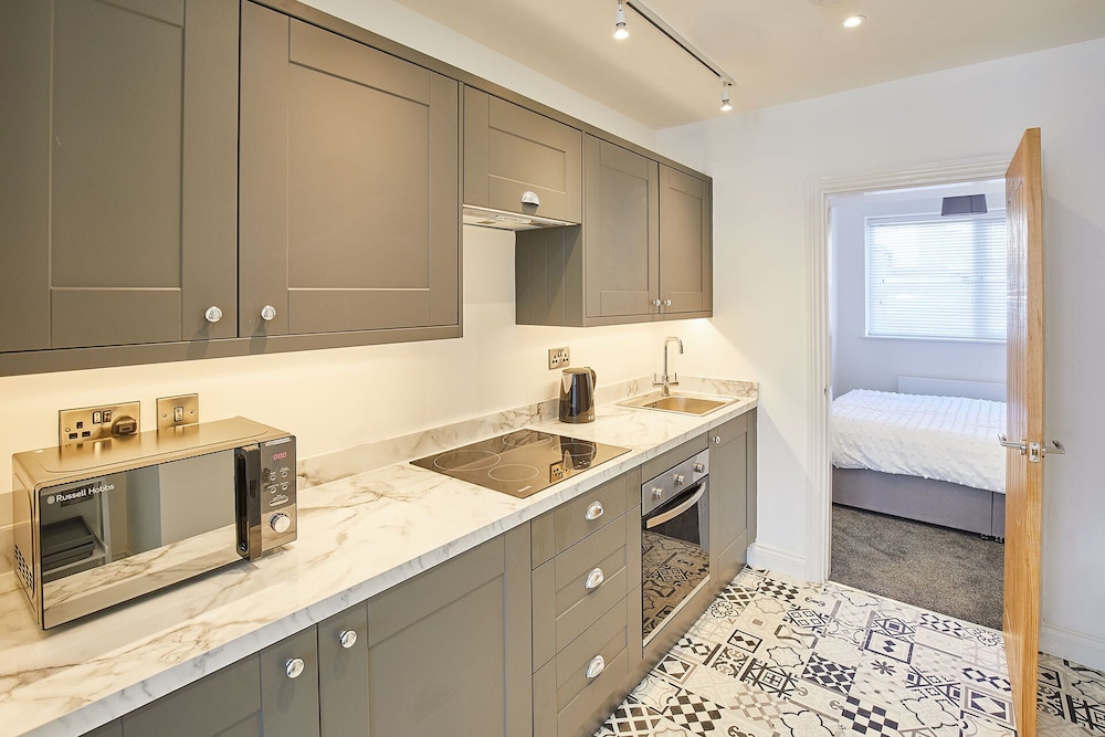 Apt 1 Queens Court
