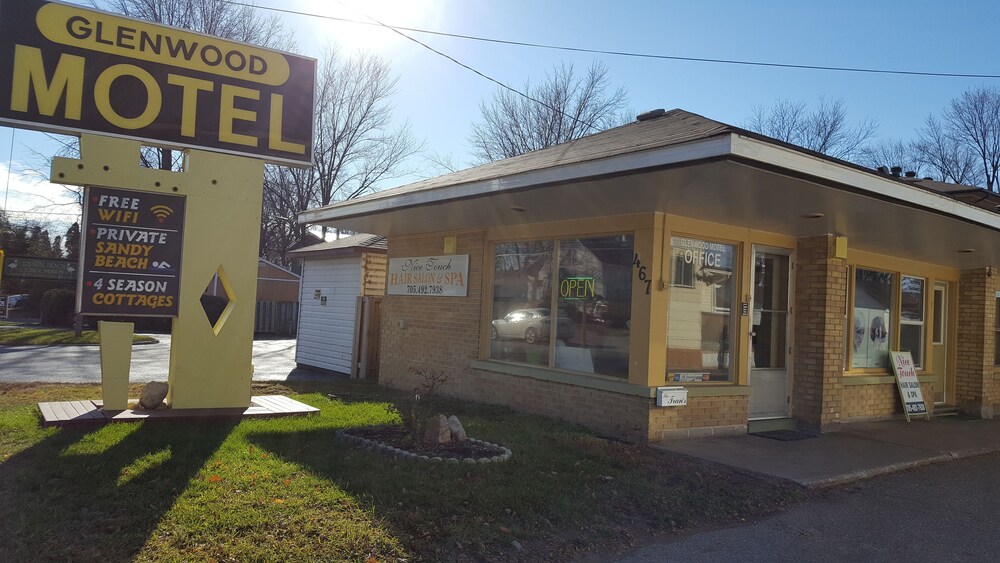 Glenwood Motel and Cottages in North Bay, Canada