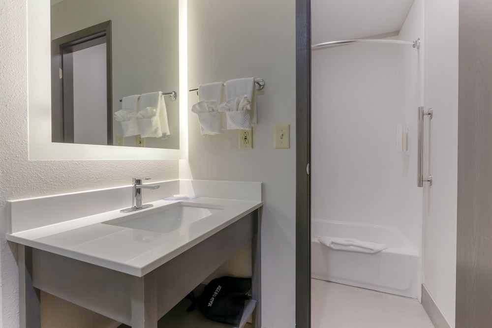 Red Roof Inn & Suites Tomah - photo 28