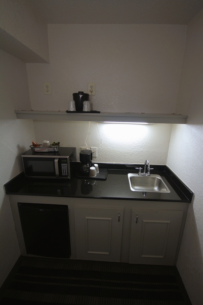 Atrium Hotel and Suites - photo 10