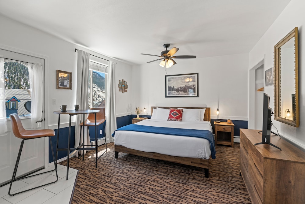 The Bent Elbow Hotel and Restaurant - photo 10