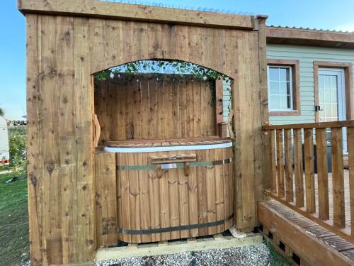 Cuddles & Bubbles Cozy Cabin with jacuzzi spa hot tub
