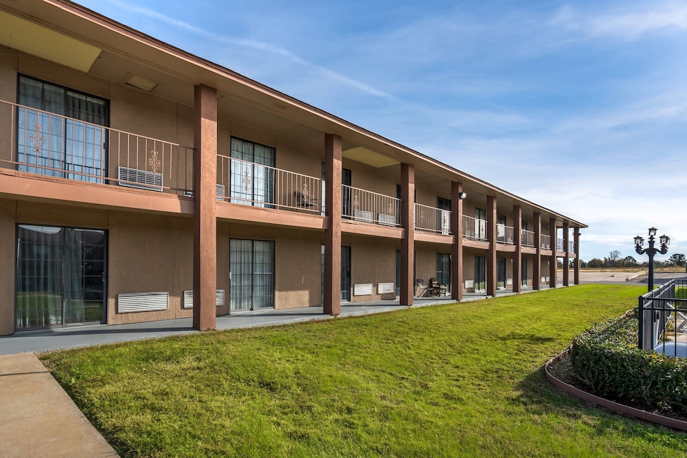 Red Roof Inn & Suites Sulphur Springs - photo 38