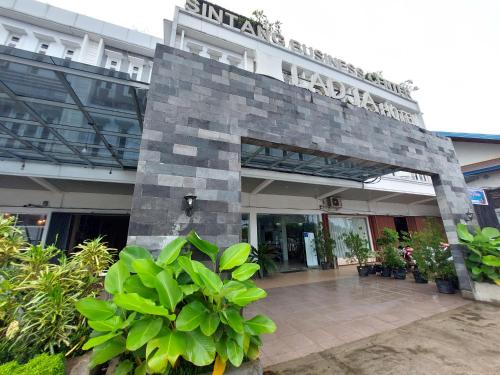 Ladja Hotel Sintang — hotel in Sintang