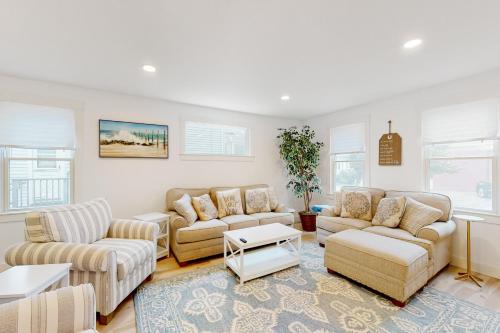 Beau's Beach House — 4-Star Luxury Hotel in Gloucester, United States