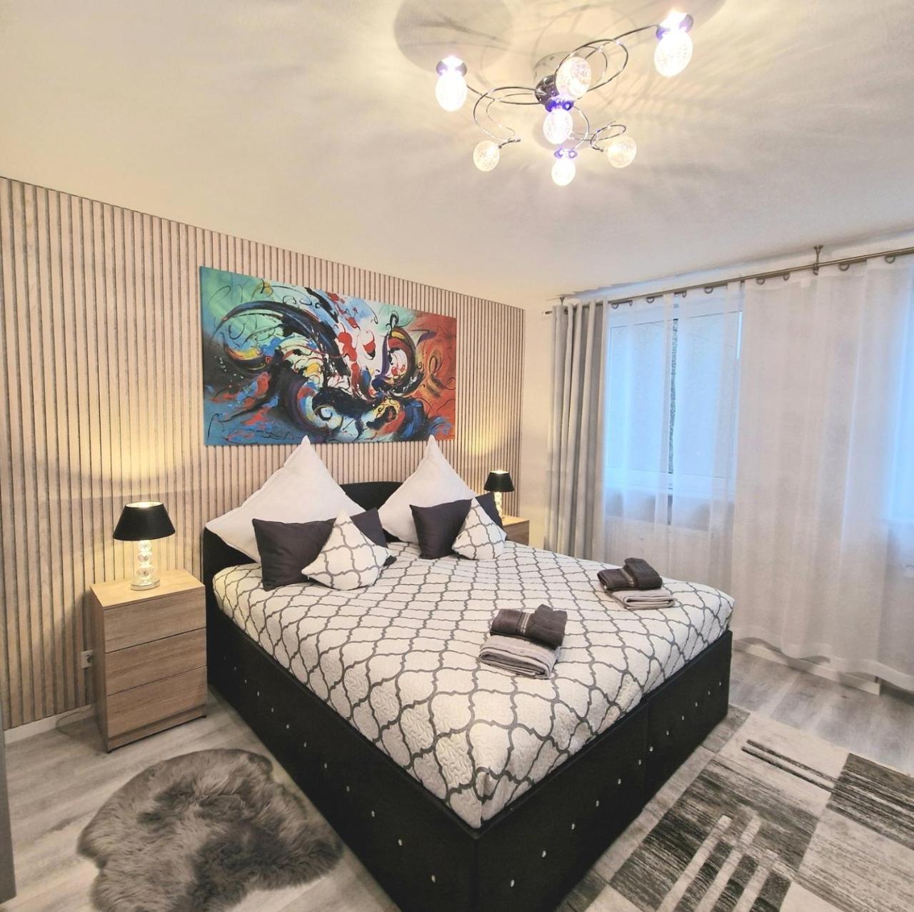 Familienfreundliche geräumige Design Wohnung mit Balkon im Zentrum APOLONIAliving — 4-Star Luxury Hotel in Karlsruhe, Germany
