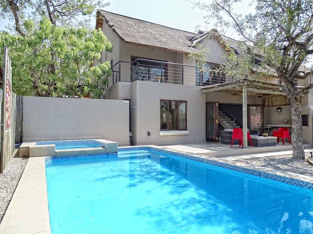 BushGlam Luxury Holiday Home — 4-Star Luxury Hotel in Hoedspruit, South Africa