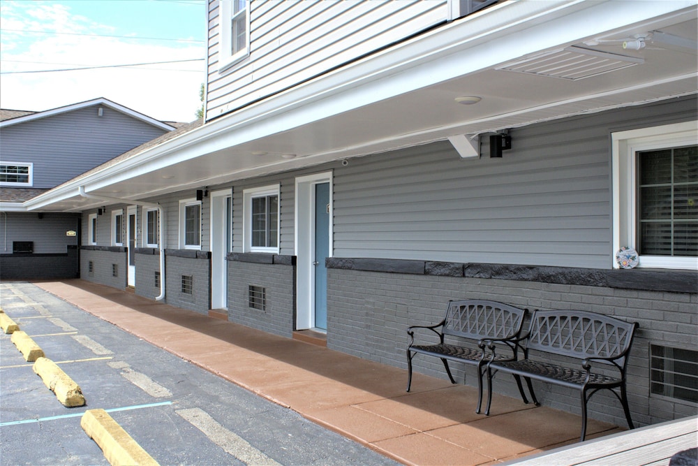 Hometowne Inn & Suites - photo 26