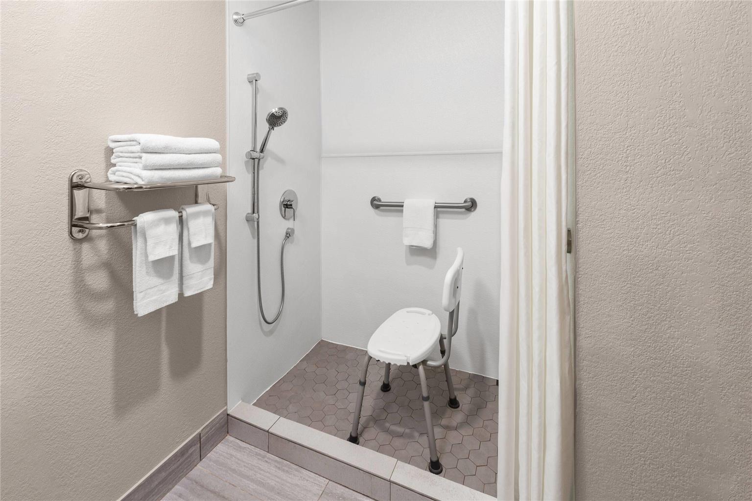 Days Inn by Wyndham Eagle River - photo 7