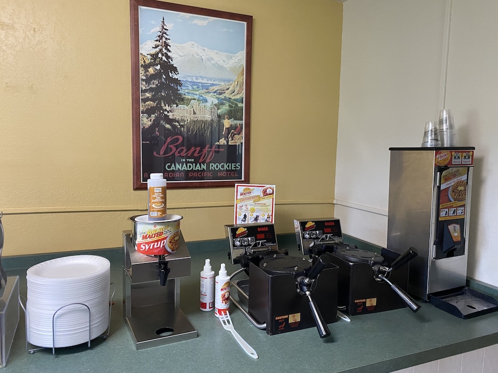 Super 8 by Wyndham Houghton Lake - photo 13