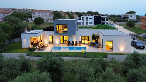 Modern villa with private pool near the sea — 4-Star Luxury Hotel in Liznjan, Croatia