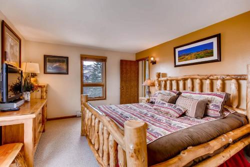 Rustic 3 3 Br Condo — 4-Star Luxury Hotel in Crested Butte, United States
