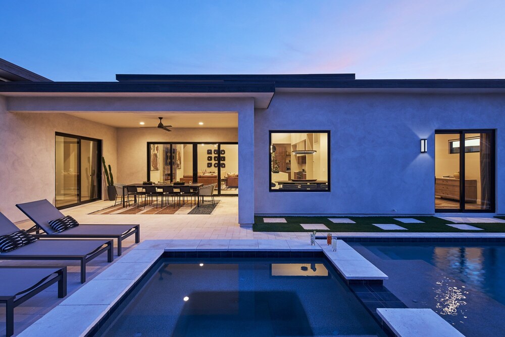 Luna Luxe Private Pool Hot Tub Fire Pit in Scottsdale, United States