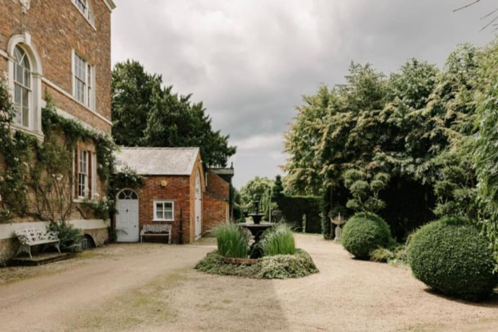 CRESSY HALL Historic Grade II Listed Manor Gorgeous Topiary Garden — 4-Star Luxury Hotel in Gosberton, United Kingdom