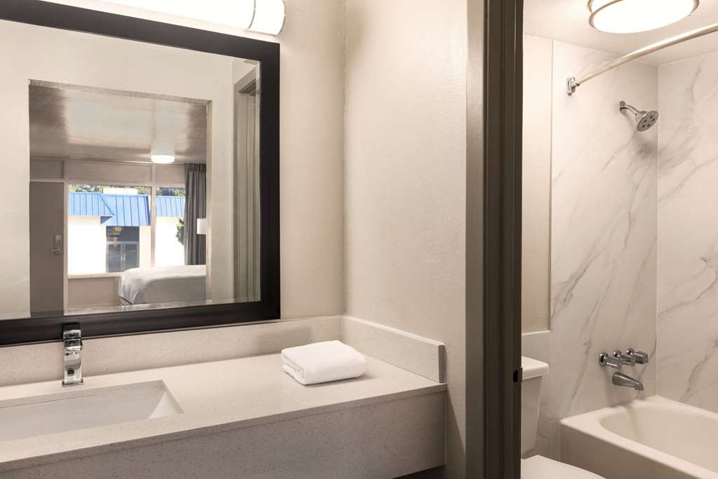 Days Inn by Wyndham McComb MS - photo 28