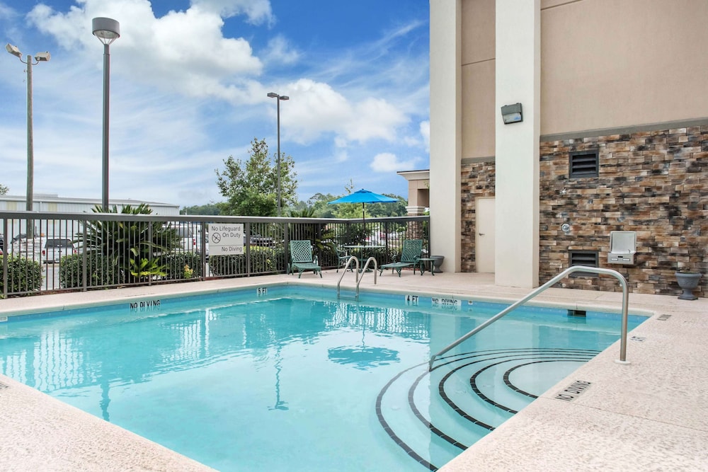 Hampton Inn Douglas - photo 18