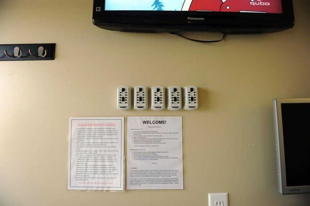 Camelot Inn at Honeyville - photo 3