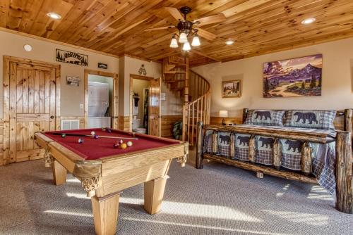 Mountains 4 Miles Panoramic Views Hot Tub & Fire Pit near Pigeon Forge - photo 19