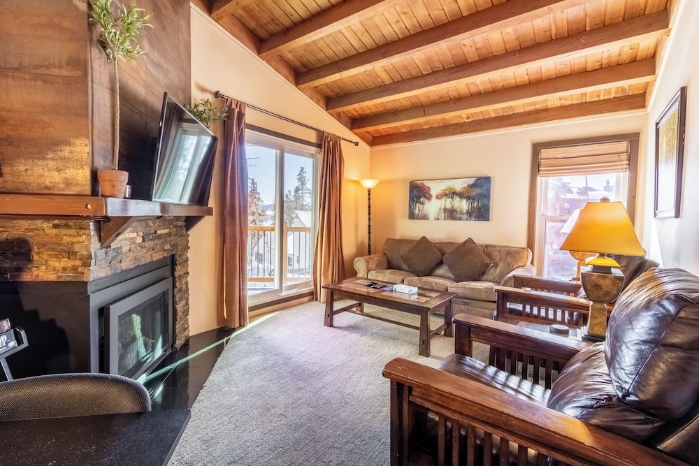 Treehouse #305 Building D by Summit County Mountain Retreats — 4-Star Luxury Hotel in Silverthorne, United States