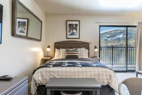 Beautiful Deluxe Studio w Lake View #245 at Donner Lake Village in Truckee, United States