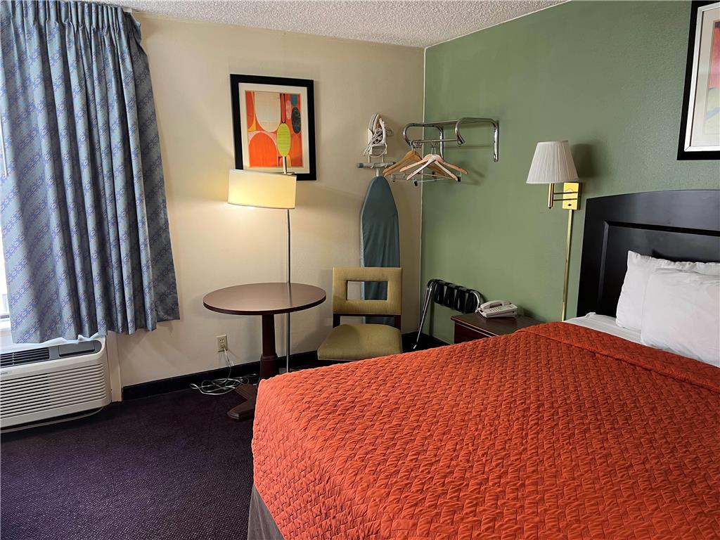 Days Inn by Wyndham Southern Hills ORU - photo 12