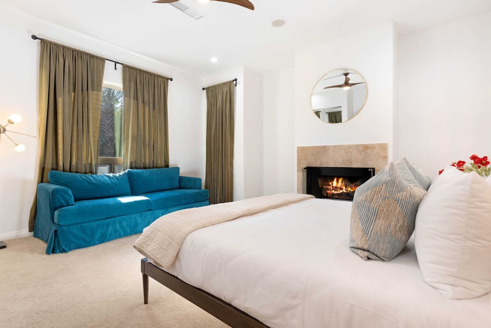 The Date Palm Estate by Avantstay Expansive Estate w Game Room Backyard Oasis w Pool & Spa - photo 27