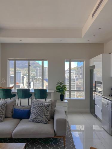 Stylish 2 Bedroom Apartment Table Mountain Views — 4-Star Luxury Hotel in Cape Town, South Africa