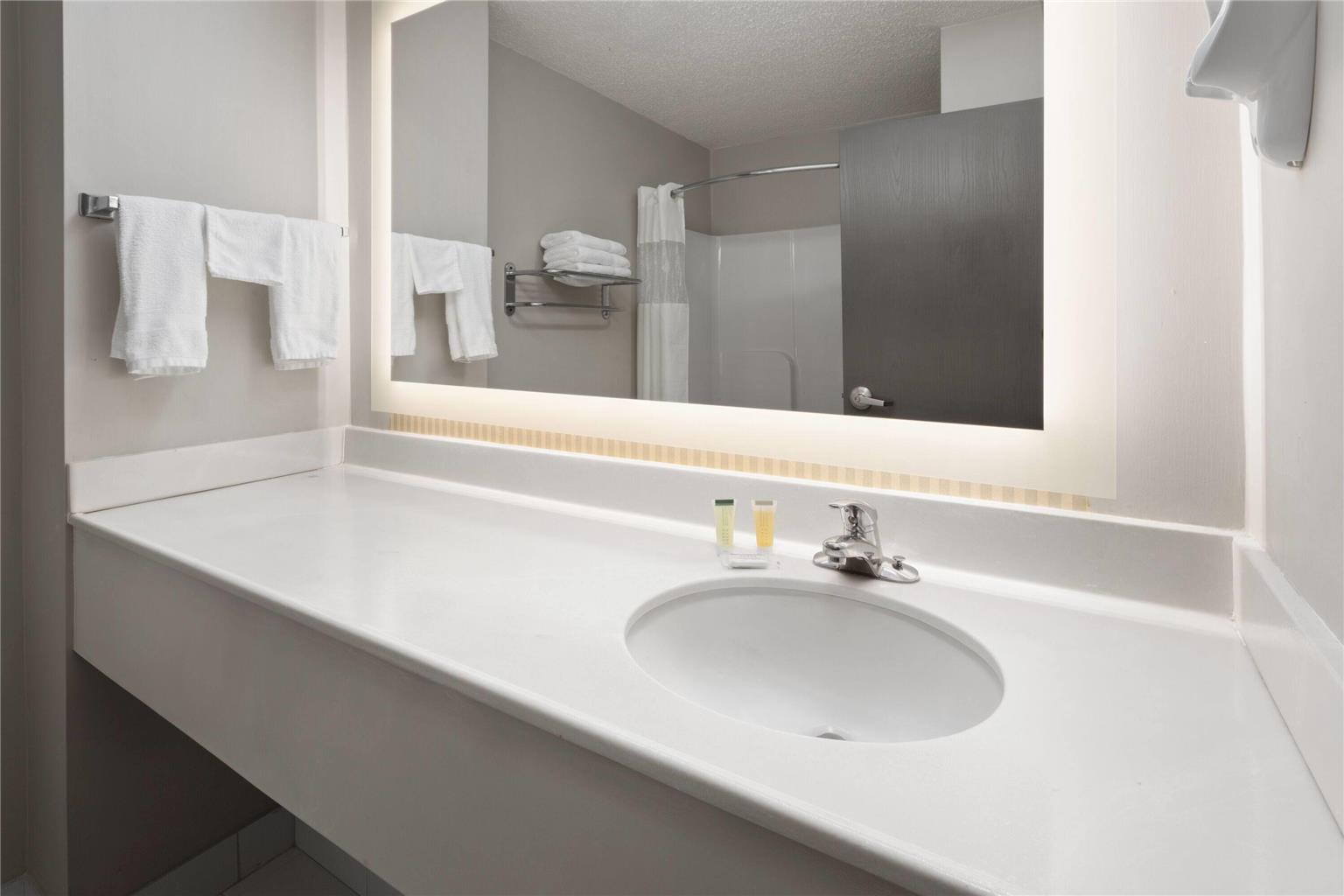 Days Inn & Suites by Wyndham Seaford - photo 13