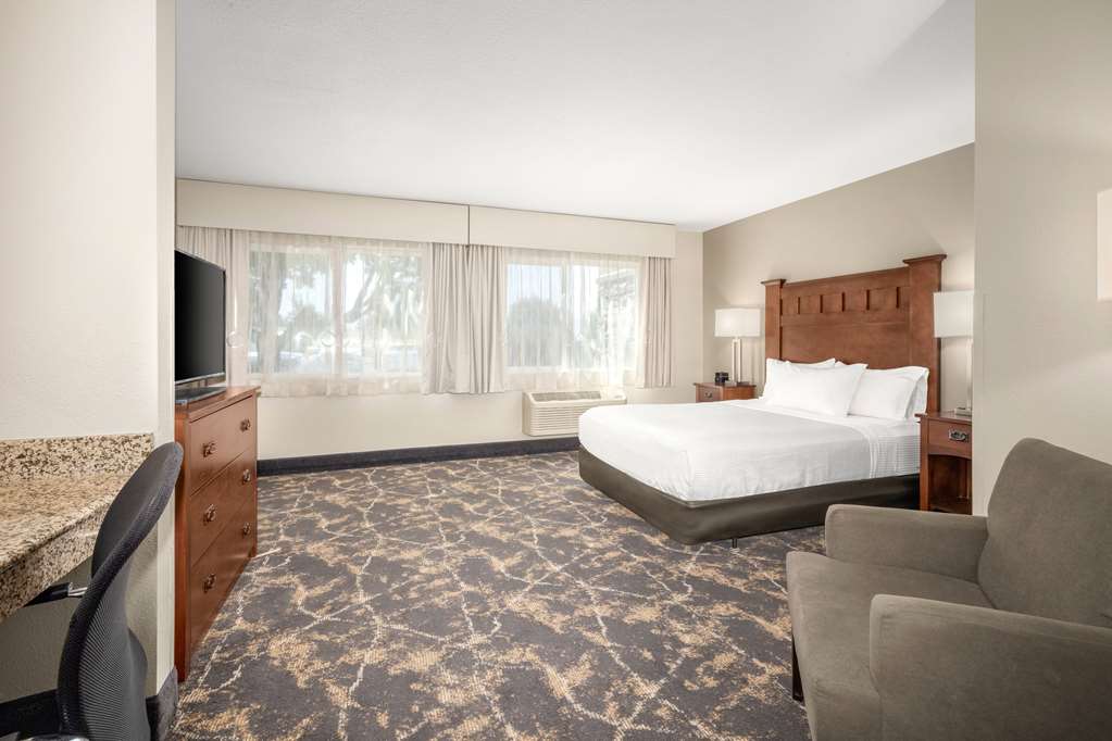 La Quinta Inn & Suites by Wyndham Grants Pass - photo 20