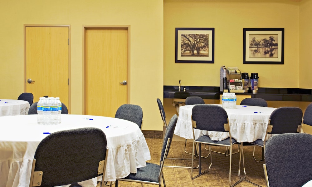 Holiday Inn Express & Suites Borger by IHG - photo 23