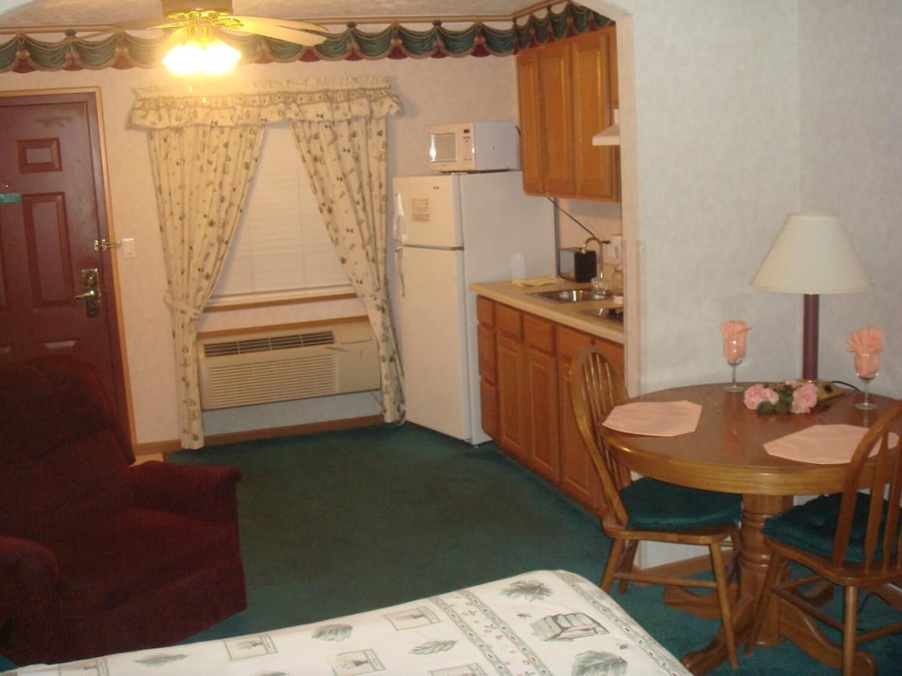 Townhouse Inn & Suites - photo 11