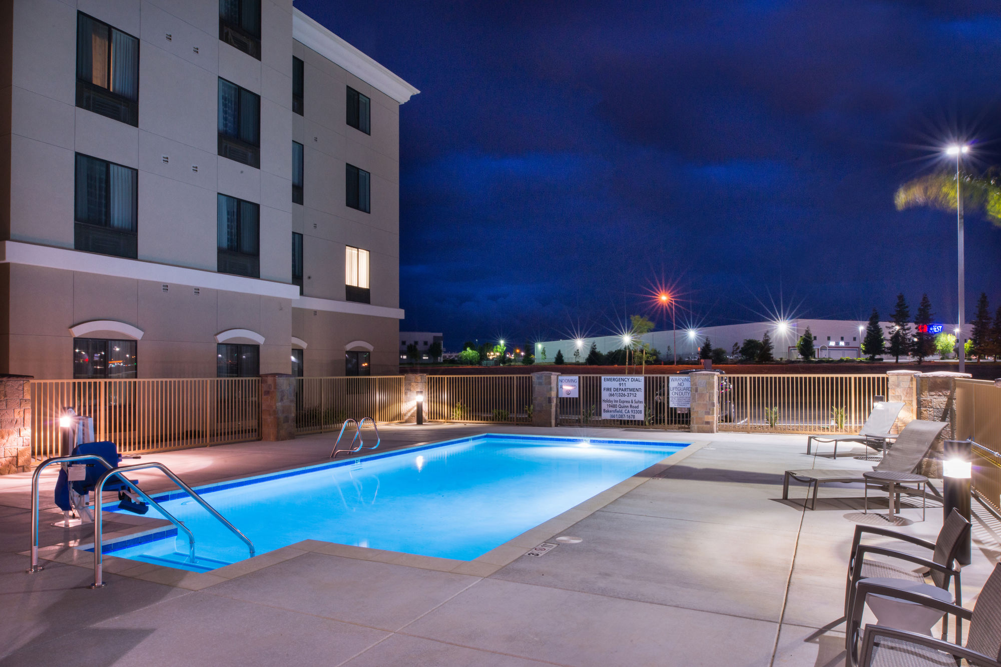 Holiday Inn Express & Suites Bakersfield Airport