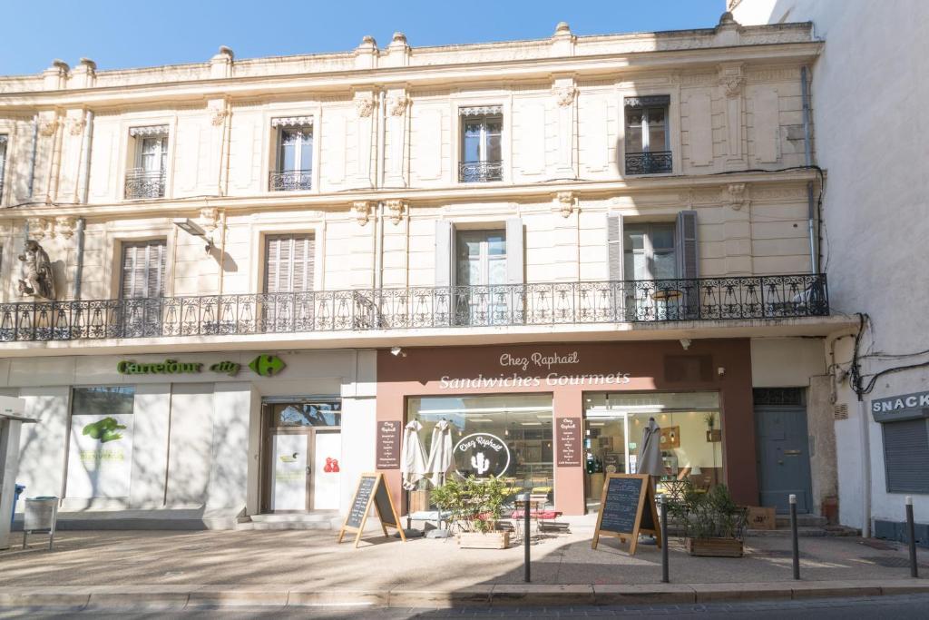 Elegant 2br with 2 bathrooms and AC close to Les Halles dAvignon Welkeys — 4-Star Luxury Hotel in Avignon, France