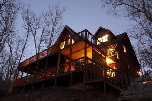 Laurelwood Lodge at Lake Lure NC Sleeps 12 — 4-Star Luxury Hotel in Lake Lure, United States
