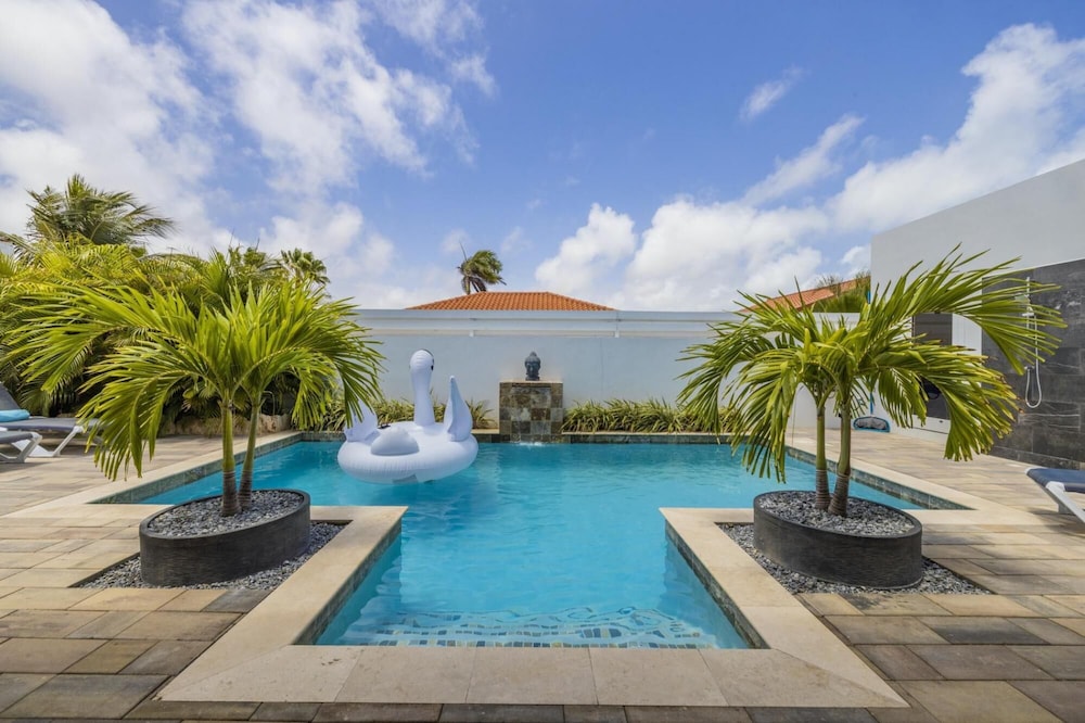 NEW Modern 4BR 4 5BA w Pool Outdoor Dining in Noord, Aruba