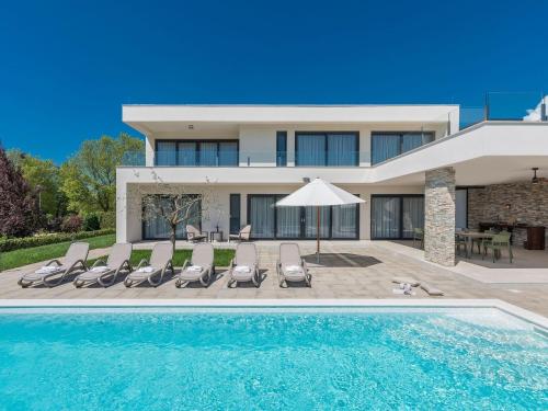 Villa in Novigrad with Pool and Sea Views — 4-Star Luxury Hotel in Novigrad, Croatia